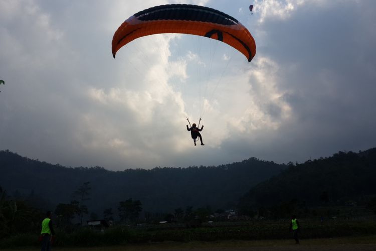 135 atlet paragliding dari 11 negara ikuti Paragliding Accuracy World Cup 2018 di Kota Batu, Jawa Timur, Jumat (13/7/2018)