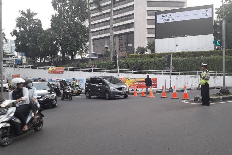 Lalu lintas di depan Hotel Shangri-La, Jakarta Pusat, mulai dialihkan jelang pelaksnaan debat keempat Pilpres 2019, Sabtu (30/3/2019) sore.