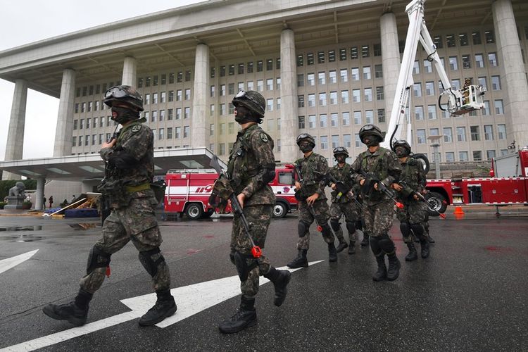 Tentara Korea Selatan saat mengikuti latihan pertahanan sipil nasional di gedung Majelis Nasional di Seoul pada Agustus 2017.