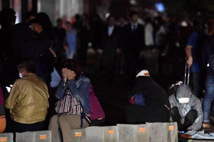 Warga berkumpul di jalanan Sapporo, Hokkaido, setelah kawasan tersebut diguncang gempa berkekuatan magnitudo 6,6 pada Kamis (6/9/2018) dini hari.