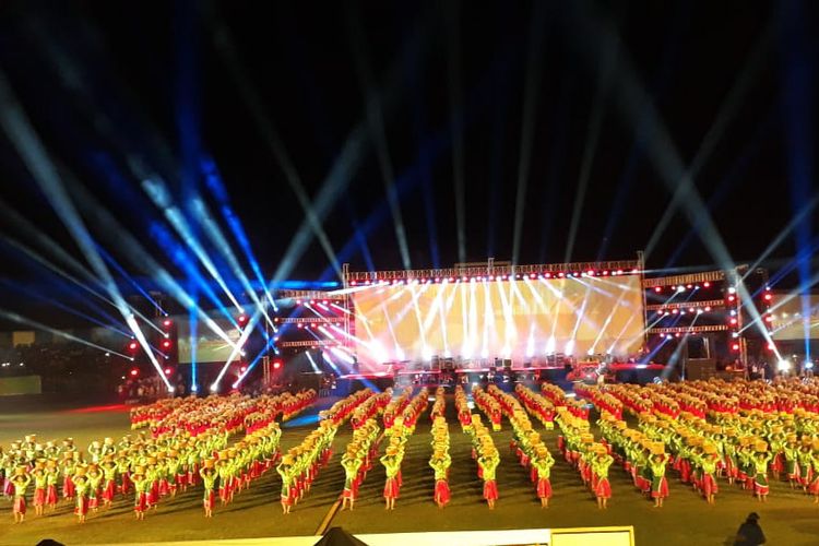 Suasana pembukaan Pekan Olahraga Provinsi (Porprov) Jawa Timur VI 2019 di Stadion Surajaya, Lamongan, Sabtu (6/7/2019) malam.