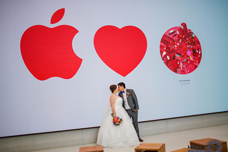 Foto pernikahan di Apple Store Singapura