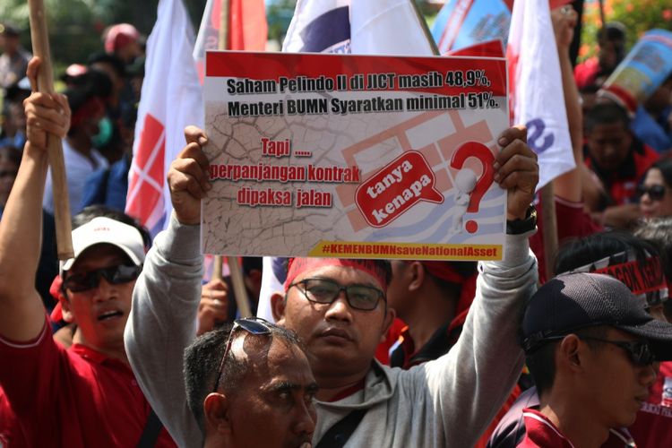 Sejumlah pekerja dari Serikat Pekerja Jakarta International Container Terminal (SPJICT) melakukan unjuk rasa di depan gedung Kementerian BUMN, Jakarta, Senin (31/7/2017). Mereka menuntut Kementerian BUMN melakukan evaluasi terkait audit investigasi perpanjangan kontrak JICT, yang terindikasi merugian negara sebesar Rp4,08 triliun. ANTARA FOTO/Syailendra Hafiz/aww/17.