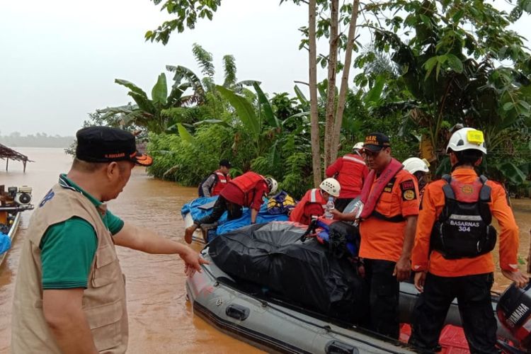 Bupati Konawe Utara Ruksamin memakai rompi coklat memimpin penyaluran logistik ke korban banjir oleh petugas Basarnas. (Foto dokumen Humas Basarnas Kendari)