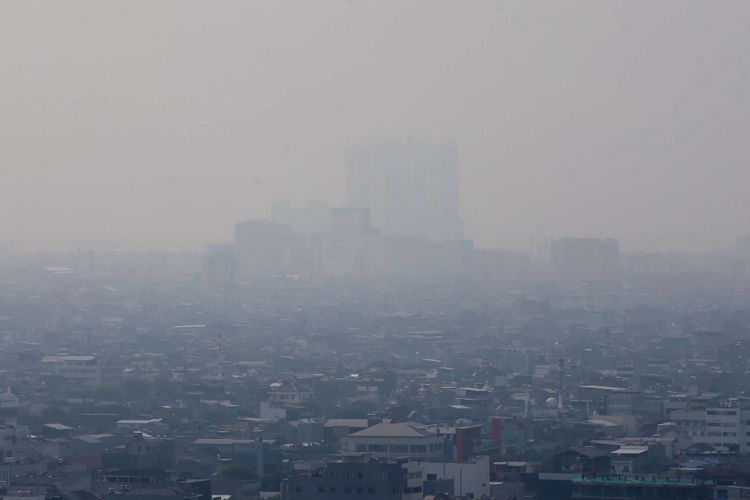 Polusi udara terlihat di langit Jakarta, Senin (3/9/2018). Menurut pantauan kualitas udara yang dilakukan Greenpeace, selama Januari hingga Juni 2017, kualitas udara di Jabodetabek terindikasi memasuki level tidak sehat (unhealthy) bagi manusia.