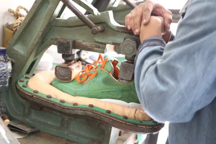 Kridelab menggunakan mesin berkompresor untuk menekan sepatu yang telah direkatkan dari keempat sisinya. Langkah itu pula yang dilakukan dalam tahapan reparasi sneakers Nike Air Max 90 Homegrown ini.