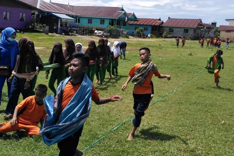 Ratusan anak di perbatasan RI-Malaysia di Kecamatan Sebatik diajak memainkan permainan tardisional seperti lomba bakiak massal, pilot bersarung, lomba karung, dan ketapel dalam kegiatan one day no gadget.