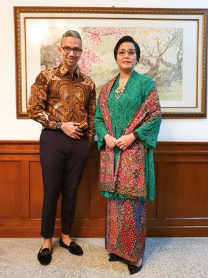 Desainer Didiet Maulana bersama Menteri Keuangan Sri Mulyani.