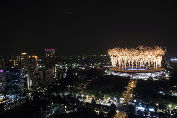 Pesta kembang api menyemarakkan Upacara Pembukaan Asian Games ke-18 di Stadion Utama GBK, Senayan, Jakarta, Sabtu (18/8/2018).