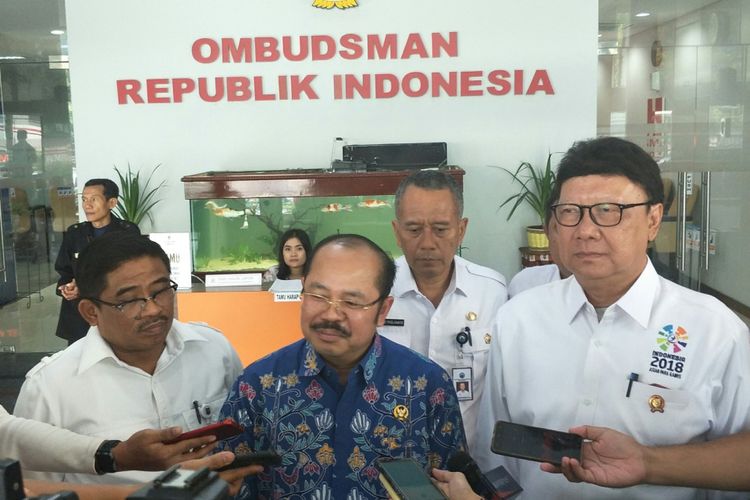 Mendagri Tjahjo Kumolo bersama Ketua Ombudman di Kantor Ombudsman, Jakarta, Rabu (26/9/2019)
