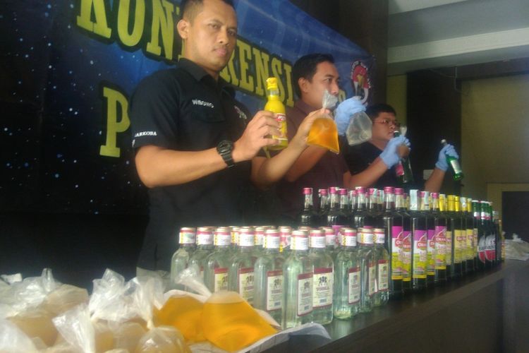 Polisi mengamankan miras oplosan perpaduan alkohol dan jamu yang ditemukan di Bantul.