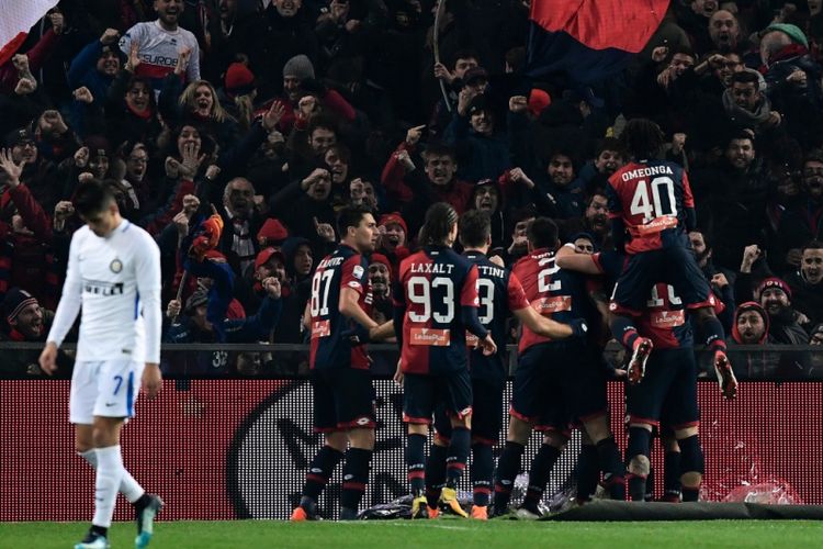 Para pemain Genoa merayakan keberhasilan mencetak gol ke gawang Inter Milan pada pertandingan Serie A di Stadion Luigi Ferraris, Sabtu (17/2/2018).