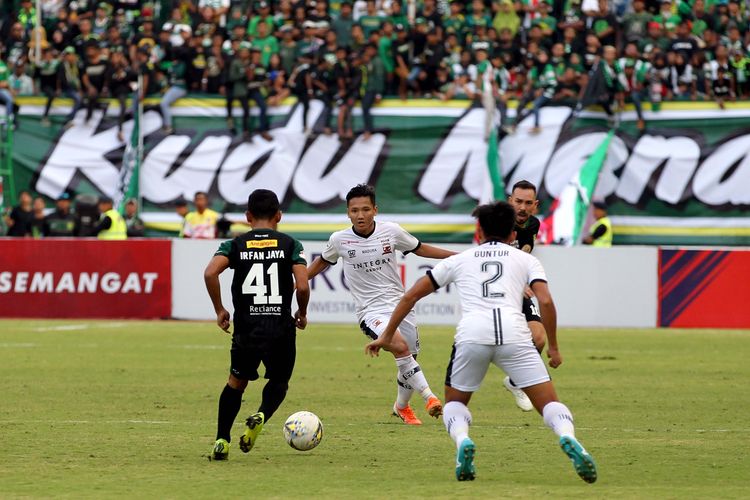 Pemain muda Madura United, Syahrian Abimanyu (tengah) saat melawan Persebaya Surabaya pada Pekan 13 Liga 1 2019 yang berakhir dengan skor 2-2 di Stadion Gelora Bung Tomo Surabaya, Jawa Timur, Sabtu (10/09/2019) sore.