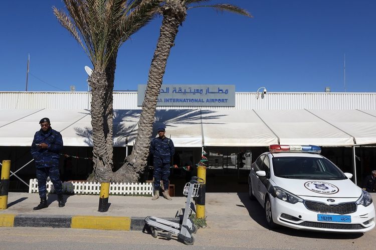 Petugas keamanan berjaga di luar Bandara Mitiga di Tripoli, Libya.