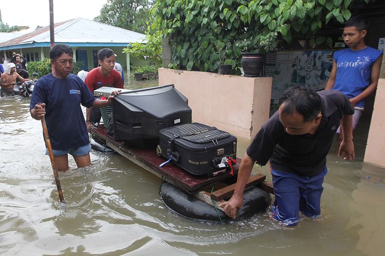 Warga mengevakuasi perabotan rumah tangga saat banjir di daerah perumahan Sawah Lebar Baru Balai Kota Bengkulu, Bengkulu, Sabtu (27/4/2019). Tingginya intensitas hujan selama dua hari terakhir serta meluapnya sungai Bengkulu mengakibatkan banjir setinggi 100 - 175 cm di sejumlah titik rawan banjir di kota dan kabupaten se-provinsi Bengkulu.