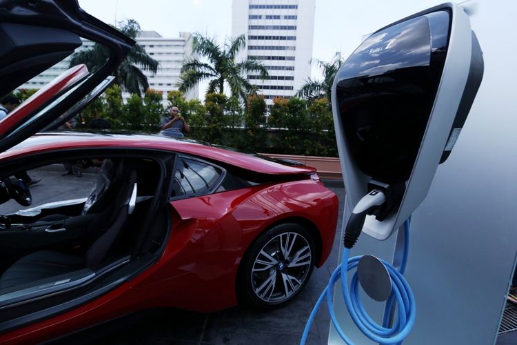 Simulasi pengisian bahan bakar listrik mobil Hybrid BMW i8  saat acara penyerahan kunci di Grand Hyatt, Jakarta, Kamis (20/4/2017). Penyerahan unit pertama kali dilakukan oleh BMW dengan penyerahan kunci secara resmi oleh President Director BMW Group Indonesia Karin Lim kepada pemilik pertamanya.