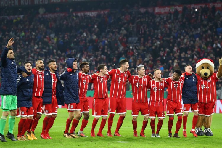 Para pemain Bayern Muenchen merayakan kemenangan atas Borussia Dortmund pada DFB Pokal di Stadion Allianz Arena, Rabu (20/12/2017).