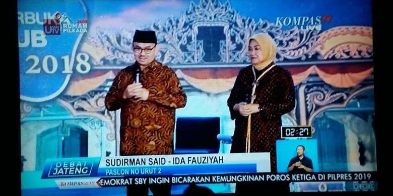 Pasangan calon gubernur dan calon wakil gubernur Jawa Tengah nomor urut 2, Sudirman Said-Ida Fauziyah, saat tampil dalam debat perdana Pilkada Jateng di Hotel Patra, Semarang, Jumat (20/4/2018).