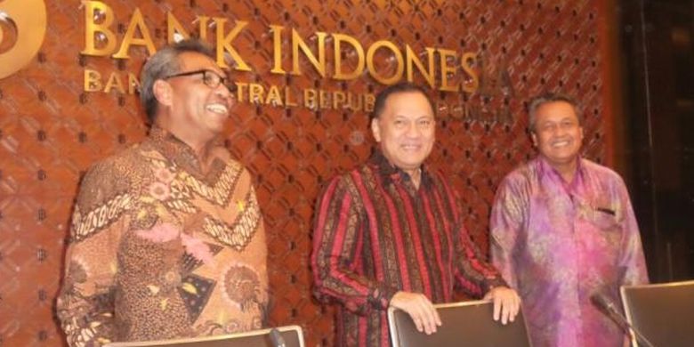 Gubernur Bank Indonesia Agus DW Martowardojo (tengah) didampingi Deputi Gubernur BI Perry Warjiyo (kanan) dan Ronald Waas (kiri) di Jakarta, Kamis (19/5/2016).