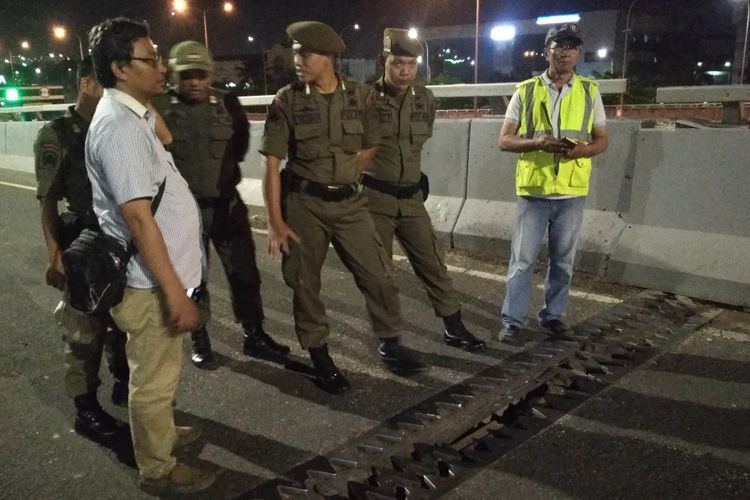 Perbakikan sambungan Flyover Cengkareng yang Merennggang