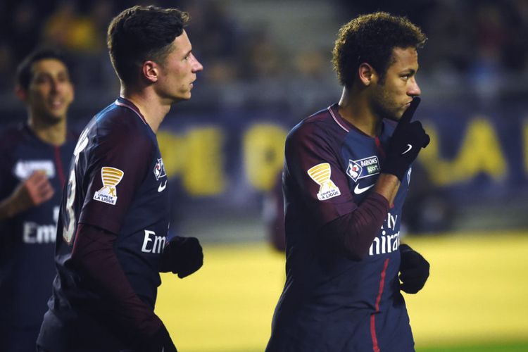 Neymar dan Julian Draxler merayakan gol PSG ke gawang Amiens pada pertandingan Piala Liga Perancis di Stadion Licorne, Rabu (10/1/2018).