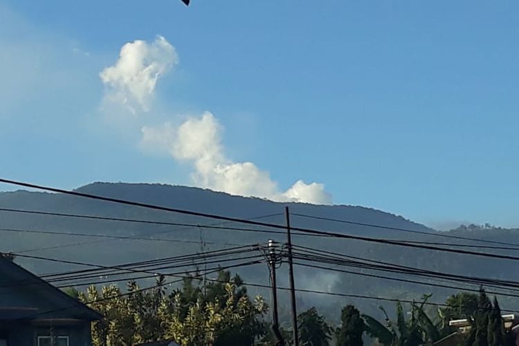 Gunung Tangkuban Parahu di Jawa Barat mengalami erupsi, Jumat (26/7/2019).
