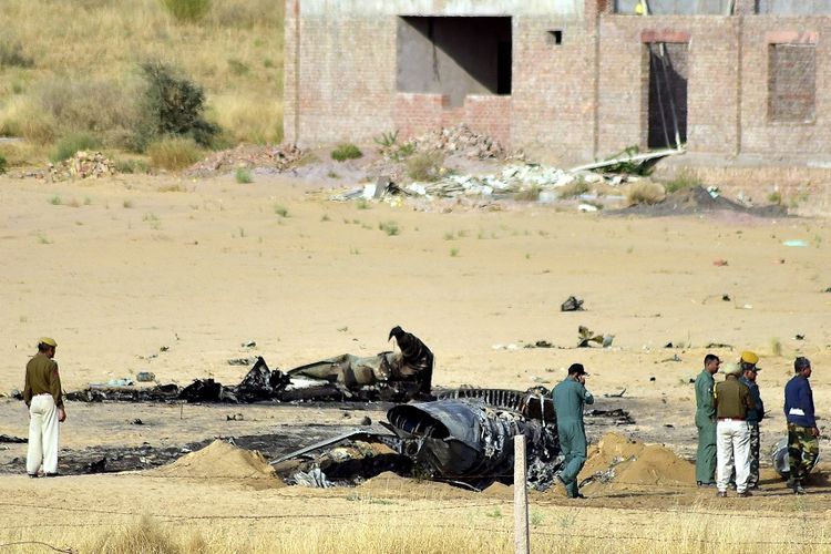 Petugas memeriksa lokasi jatuhnya jet tempur MiG-21 milik Angkatan Udara India yang jatuh di dekat perbatasan Pakistan, Jumat (8/3/2019).
