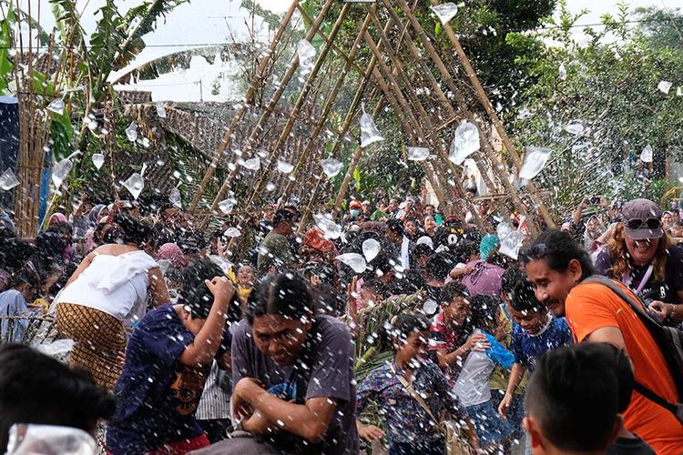 Sejumlah warga saling melempar air saat tradisi Bajong Banyu di Dusun Dawung, Banjarnegoro, Mertoyudan, Magelang, Jateng, Minggu (1/5/2019). Tradisi Bajong Banyu dilakukan warga setempat sebagai wujud sukacita menyambut datangnya bulan suci Ramadhan.