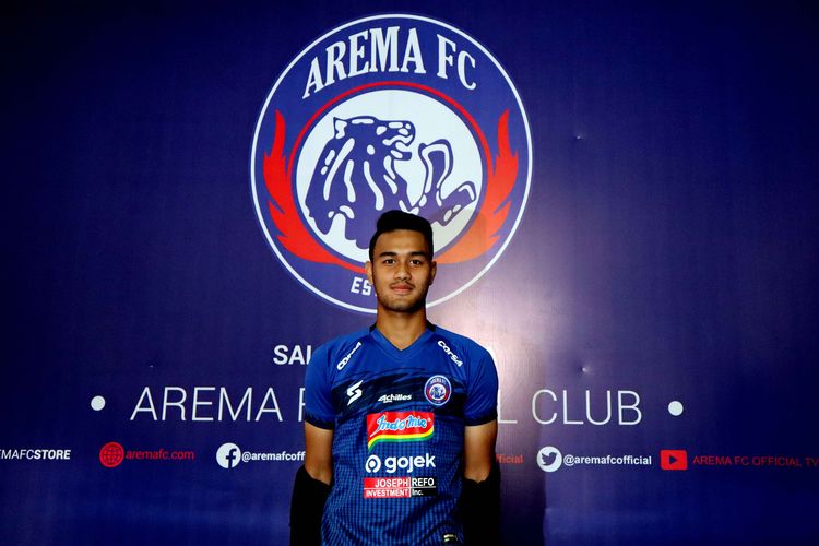 Pemain Arema FC, M Rafli saat perkenalan jersey dan apparel baru yang akan digunakan sampai akhir musim di Kantor Arema FC Malang, Jawa Timur, Rabu (14/08/2019) siang.