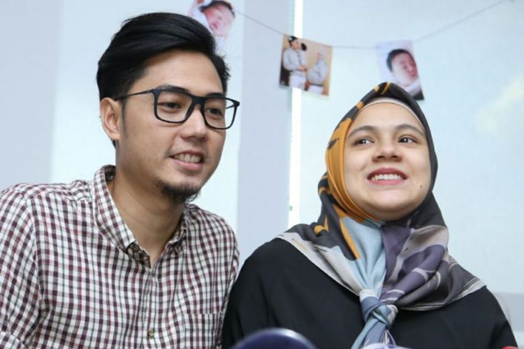 Pasangan Rizky Kinos dan Nycta Gina dalam jumpa pers kelahiran anak kedua mereka di RS Saint Carolus, Jakarta Pusat, Kamis (29/3/2018).