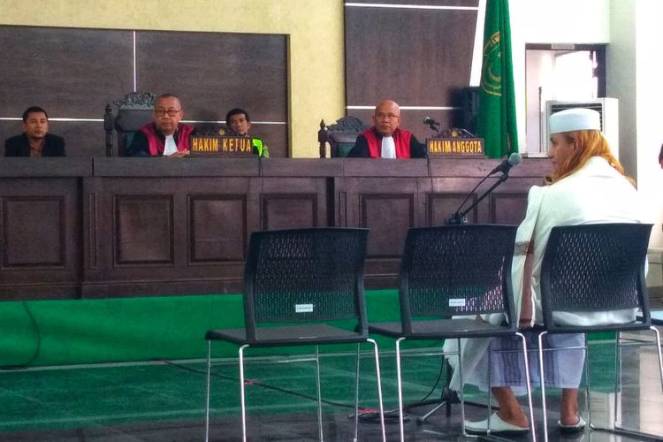 Terdakwa Bahar bin Smith dalam sidang tuntutan di di Gedung Arsip dan Perpustakaan Kota Bandung, Jalan Seram, Kamis (13/6/2019).