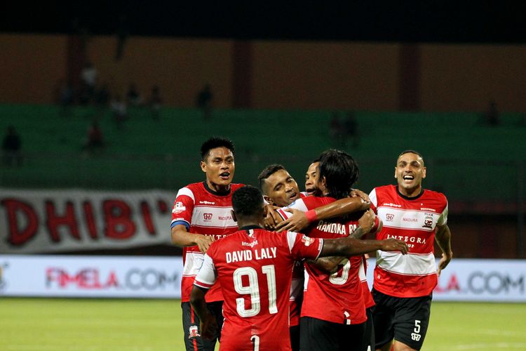 Pemain Madura United merayakan kemenangan Pekan 11 Liga 1 2019 saat melawan Perseru Badak Lampung yang berakhir dengan skor 5-1 di Stadion Gelora Madura Rate Pamelingan Pamekasan, Jawa Timur (27/07/2019) malam. 