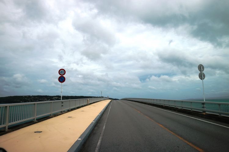 Berjalan diatas jembatan terpanjang di Jepang sepanjang 5 kilometer dari Naha ke Pulau Kouri, Sabtu (30/6/2018).