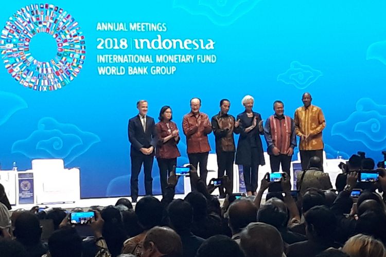 Presiden Joko Widodo usai memberikan sambutan pada acara Bali Fintech Agenda yang merupakan rangkaian dari Pertemuan Tahunan IMF-Bank Dunia 2018 di Nusa Dua, Bali, Kamis (11/10/2018). 