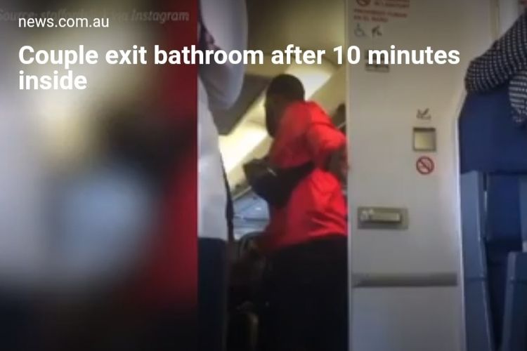Penumpang pesawat tertangkap kamera keluar dari wc pesawat bersama pasangan.