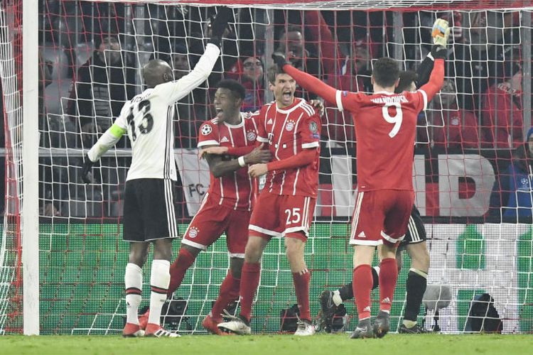 Kingsley Coman dan Robert Lewandowski merayakan gol Thomas Mueller ke gawang Besiktas pada pertandingan 16 besar Liga Champions di Stadion Allianz Arena, Selasa (20/2/2018). 