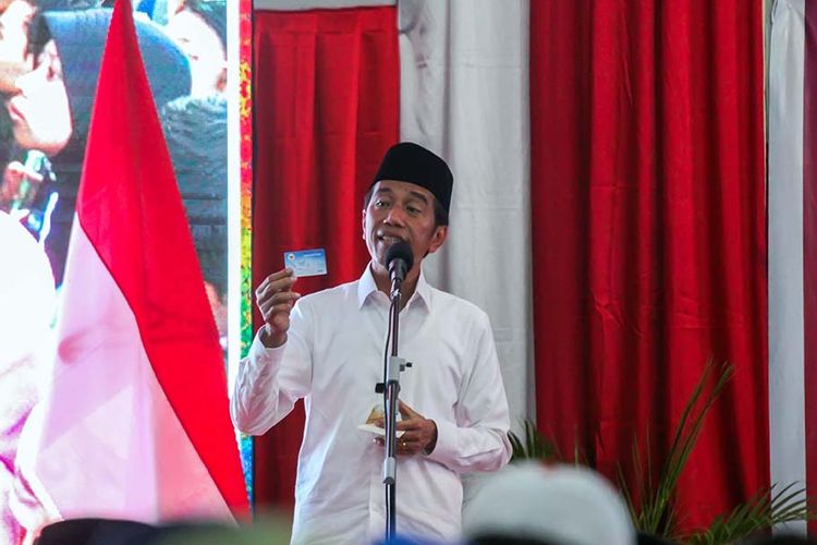 Calon Presiden petahana nomor urut 01 Joko Widodo menunjukkan kartu Pra Kerja saat berpidato dalam kampanye terbuka di Lhokseumawe, Aceh, Selasa (26/3/2019). Dalam kampanye yang dihadiri ribuan pendukung, parpol pengusung, dan para ulama, Jokowi menyatakan optimistis bersama masyarakat Aceh bisa memenangkan suara pada pemilihan presiden 17 April mendatang.