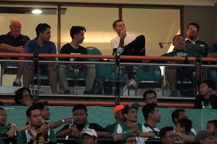 Pelatih Timnas Indonesia, Simon Mcmenemy (kaos putih) saat menyaksikan langsung pertandingan Persebaya Surabaya melawan Persib Bandung yang berakhir dengan skor 4-0 di stadion Gelora Bung Tomo Surabaya, Jawa Timur, Jumat (5/7) malam.
