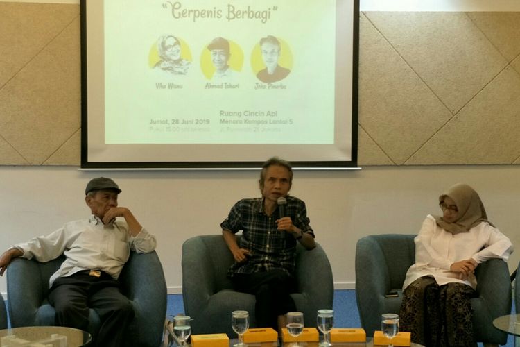 (dari kiri) Para penulis seperti Ahmad Tohari, Joko Pinurbo, dan Vika Wisnu dalam acara Kesaksian! Cerpenis Berbagi di Menara Kompas, Palmerah Selatan, Jakarta Pusat, Jumat (28/6/2019).