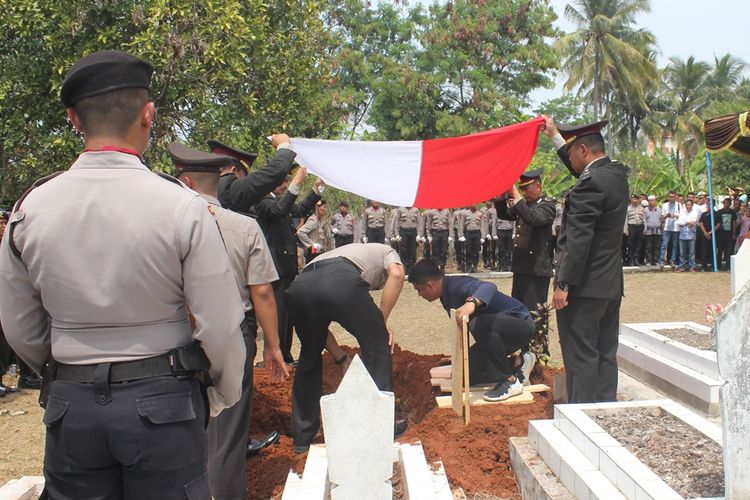 Prosesi pemakaman Ipda Erwin Yudha Wildani di Taman Makam Pahlawan Cikaret, Cianjur, Jawa Barat, Senin (26/08/2019) secara kedinasan yang dipimpin Kapolda Jawa Barat, Irjen Pol Rudy Sufahriadi