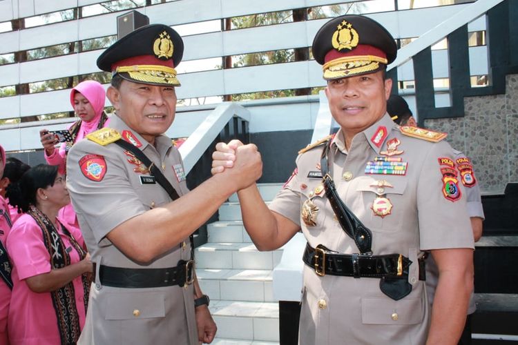 Irjen Pol H Hamidin (kanan) saar bergandeng tangan dengan mantan Kapolda NTT Irjen Pol Raja Erizman, Rabu (18/9/2019)