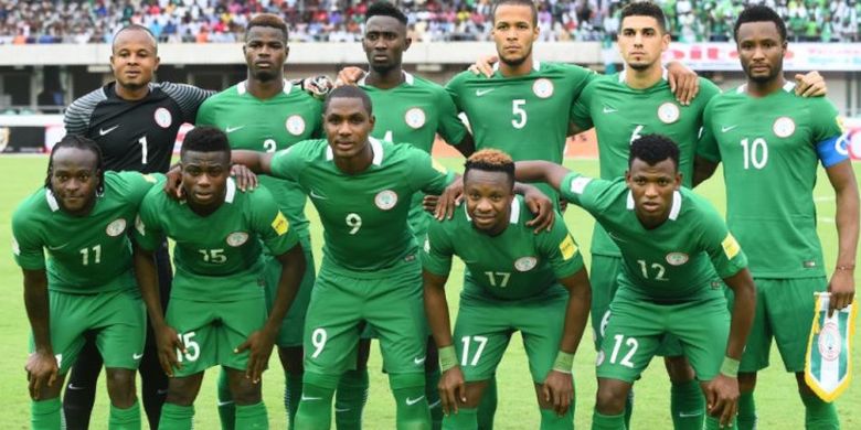 Para pemain timnas Nigeria berpose menjelang kick-off laga Kualifikasi Piala Dunia 2018 lawan Kamerun di Godswill Akpabio Stadium, Uyo, 1 September 2017.