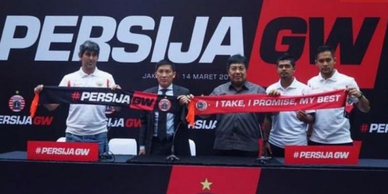 Direktur anyar Persija, Gede Widiade (tengah) bersama pelatih Stefano Cugura (kiri), Presiden klub Ferry Paulus (dua dari kanan), kiper Andritany Ardhiyasa (kanan), dan Bambang Pamungkas pada jumpa pers di Mall Epicentrum, Kuningan, Jakarta Selatan, Selasa (14/3/2017).