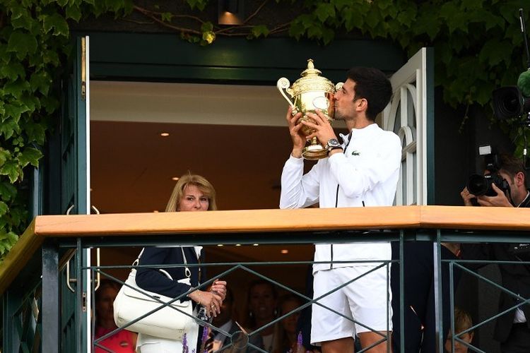 Novak Djokovic menjadi juara Wimbledon 2019 untuk nomor tunggal putra seusai mengalahkan Roger Federer dalam pertarungan 5 set, 14 Juli 2019. 