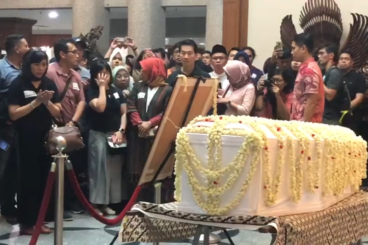 Jenazah Ibu Ani Yudhoyono saat disemayamkan di aula KBRI di Singapura, Sabtu (1/6/2019).
