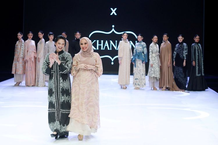 Desainer Khanaan bersama busana rancangannya di Indonesia Fashion Week 2019.