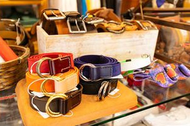 Toko memiliki koleksi produk dengan warna-warna beragam. Ada berbagai aksesoris tersedia di sini seperti ikat pinggang THIS Way Belt (6.200 yen) yang menggunakan berbagai bahan berbeda