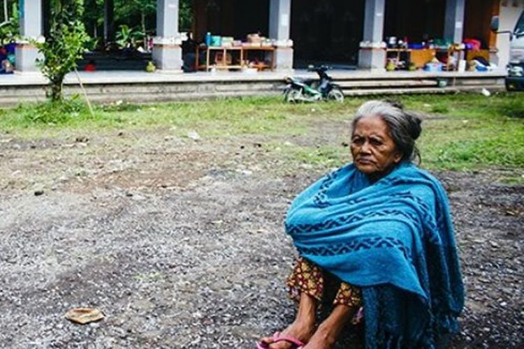 Sejumlah warga asal Desa Sebudi mengungsi di Bale Banjar Wates Tengah, Duda Timur, Kecamatan Selat, Karangasem, Selasa (3/7/2018). Mereka masih ketakutan dengan erupsi yang disertai lontaran lava dan batu pijar.