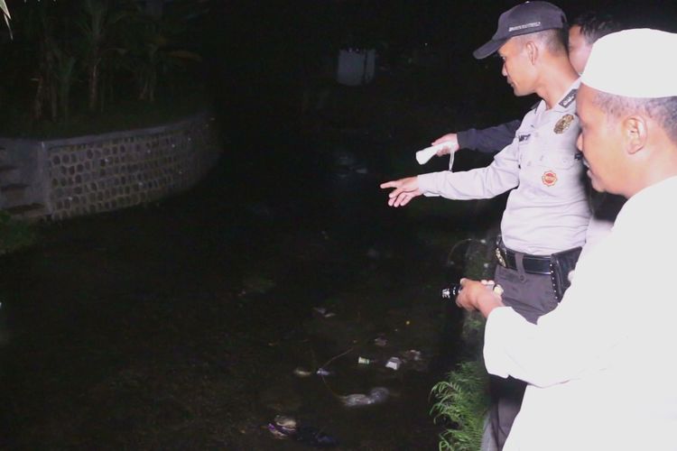 Sejumlah warga bersama petugas Polsek Weru Polres Cirebon menunjukan lokasi penemuan jenazah bayi di Sungai Siduan, di Desa Tegalwangi Kecamatan Weru Kabupaten Cirebon Jawa Barat Senin malam (6/5/2019).