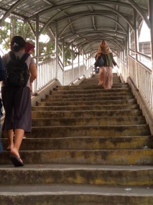 Kondisi tangga di jembatan penyeberangan orang yang berlokasi tak jauh dari Stasiun UI. Jembatan ini menjadi akses penghubung bagi pejalan kaki dari arah Jalan Margonda yang hendak menuju komplek Kampus UI, tak terkecuali Stasiun UI sendiri.